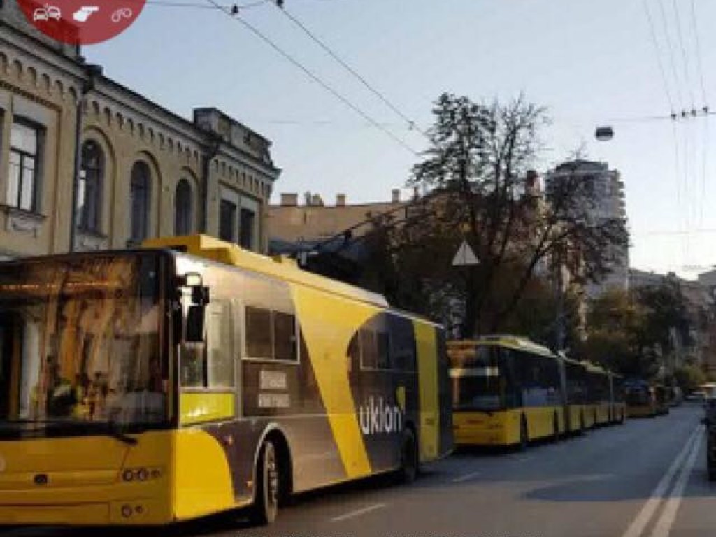 В центре Киева произошла авария на контактной сети: движение троллейбусов приостановили (ФОТО)