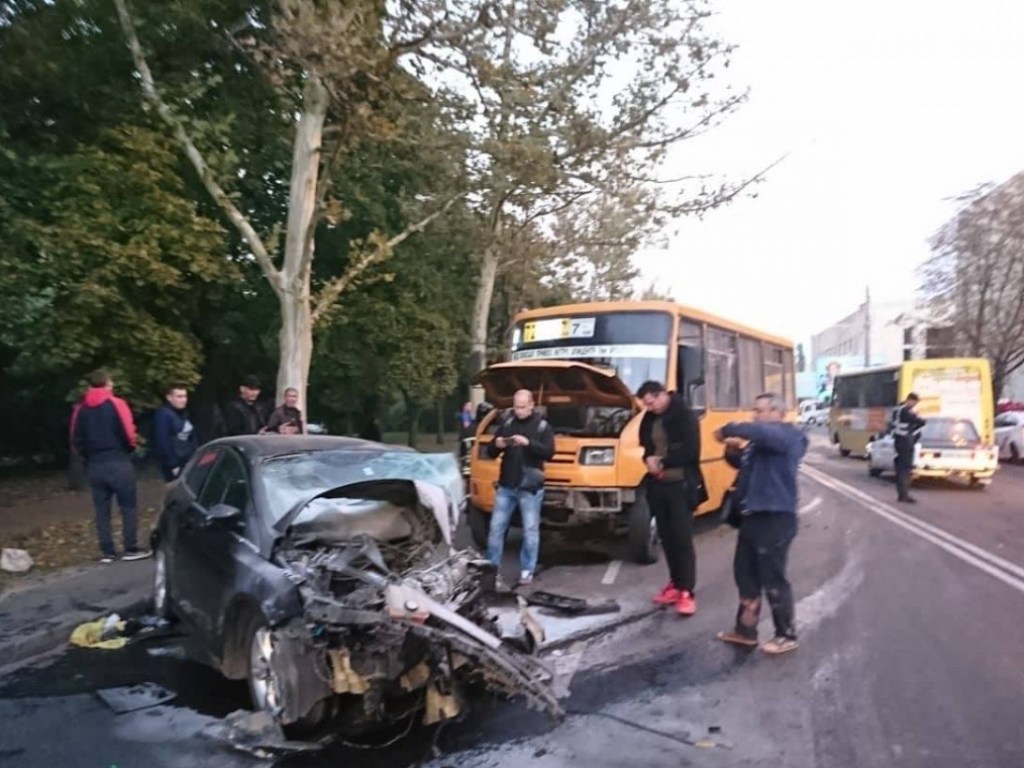 В Одессе столкнулись четыре авто, есть пострадавшие (ФОТО)
