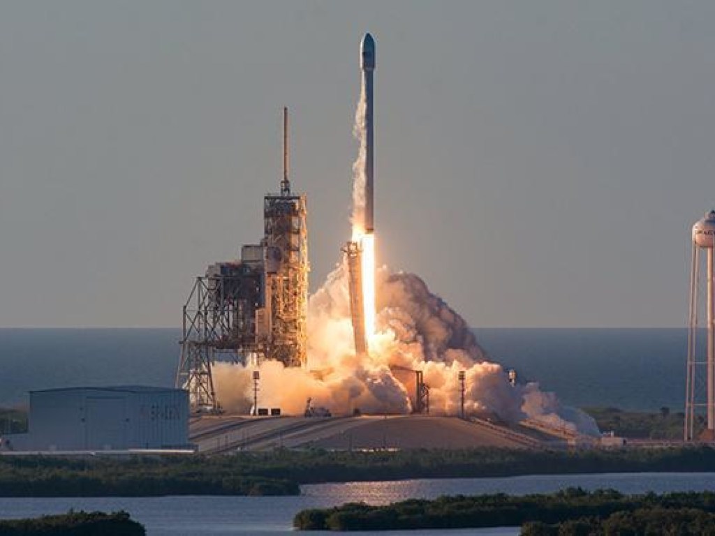 SpaceX  запустила ракету Falcon 9 с аргентинским спутником (ФОТО)