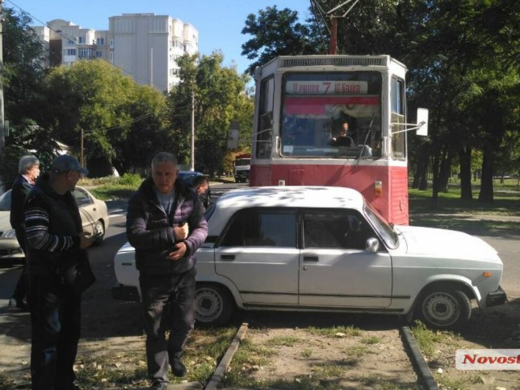ДТП в Николаеве: трамвай протащил по рельсам легковушку (ФОТО)