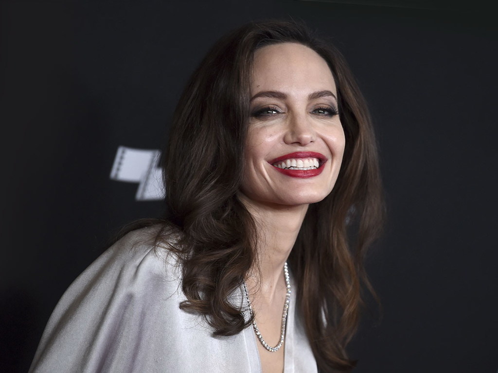 Анджелина Джоли закрутила интрижку с Киану Кивзом