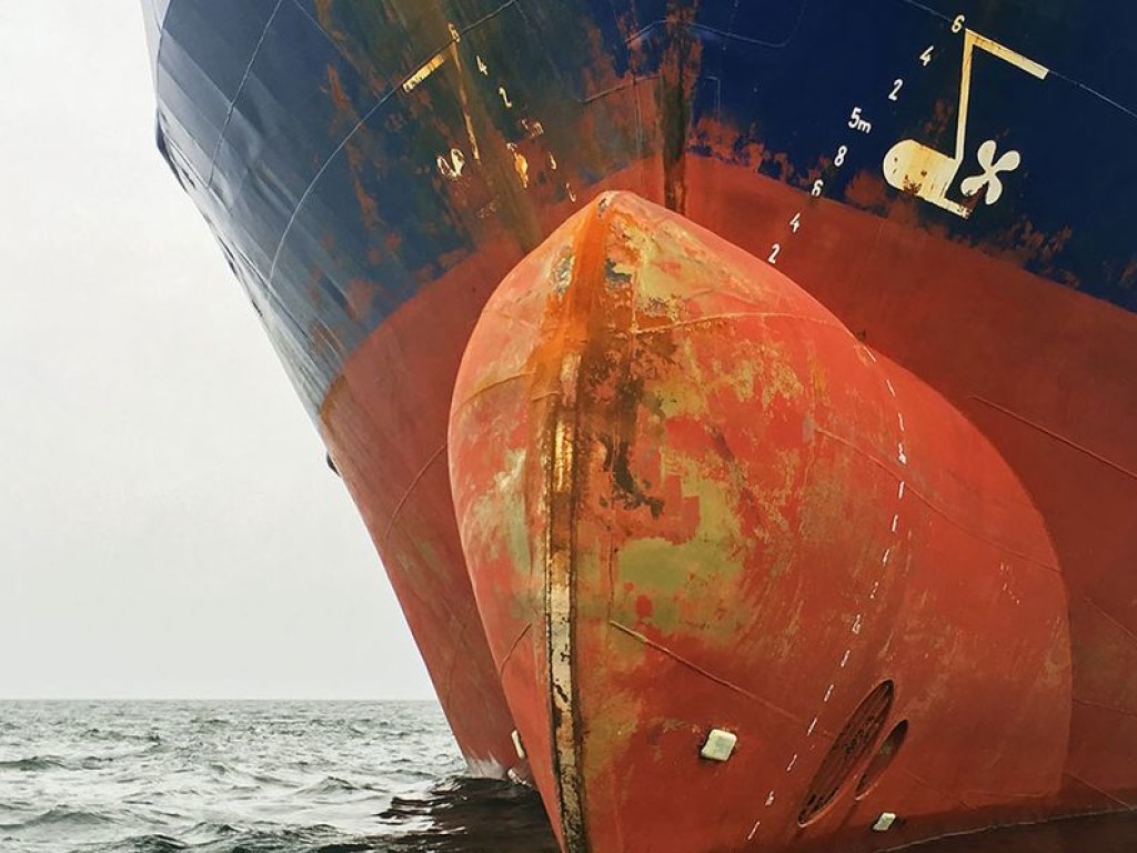 В Средиземном море столкнулись два корабля: произошла утечка дизельного топлива