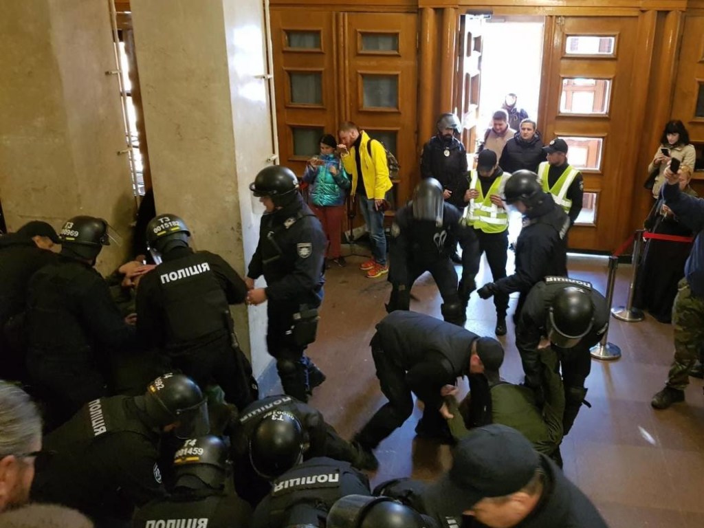 Нападения на Гусовского: 18 лицам назначен арест
