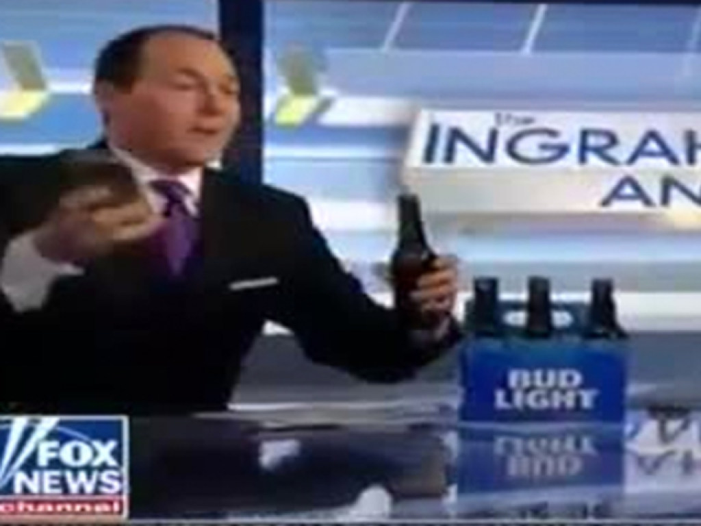 Конфуз в телеэфире: американский ведущий с пивом в руках рухнул со стула при попытке сделать селфи (ВИДЕО)
