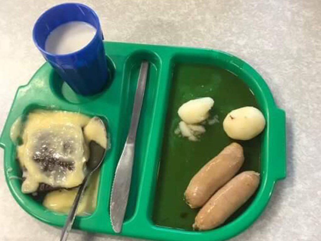 Маму из Великобритании ужаснул «тюремный» вид школьного обеда (ФОТО)
