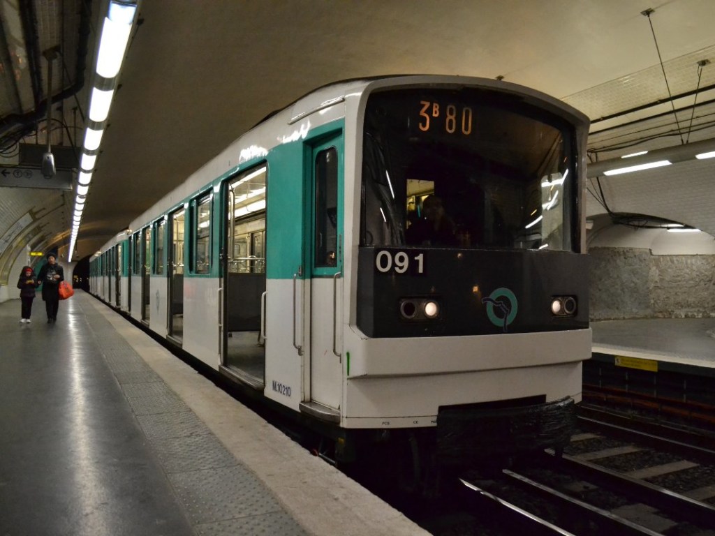 В парижском метро мужчина с ножом набросился на полицейских 