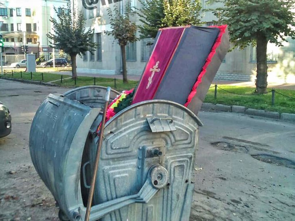 За ненадобностью: житель Харькова выбросил гроб на помойку (ФОТО)