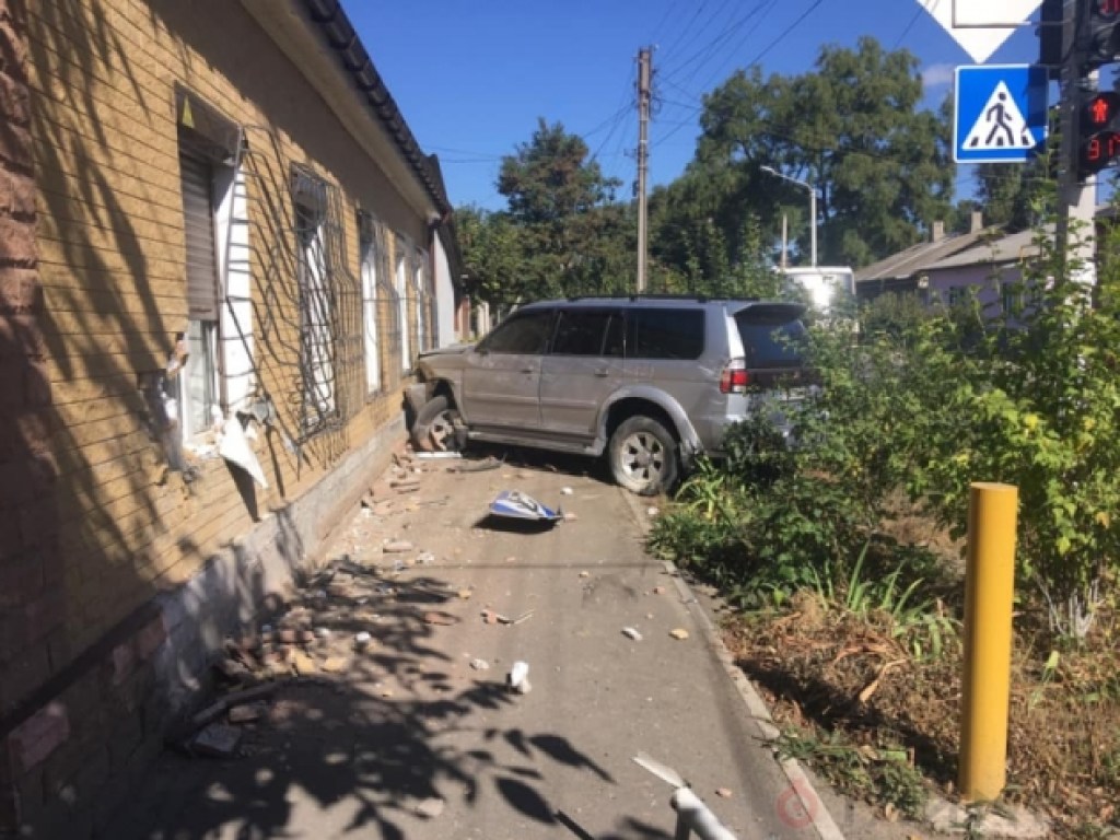 В Одесской области иномарка снесла дорожный знак и врезалась в стену жилого дома (ФОТО)