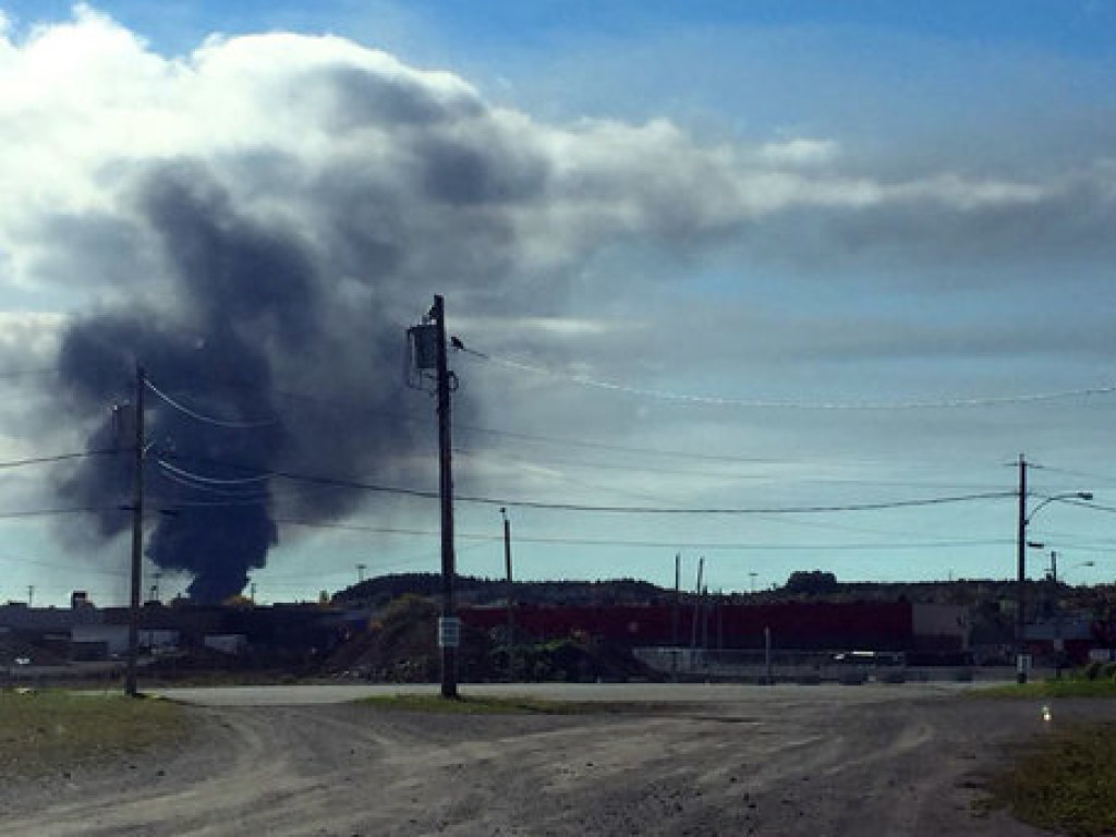 В Канаде произошел пожар на крупнейшем заводе по переработке нефти (ВИДЕО)