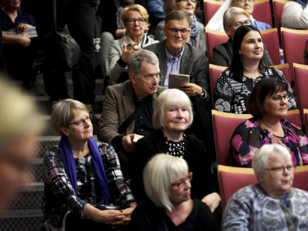 Не хватило места: Президент Финляндии слушал доклад, сидя на ступеньках