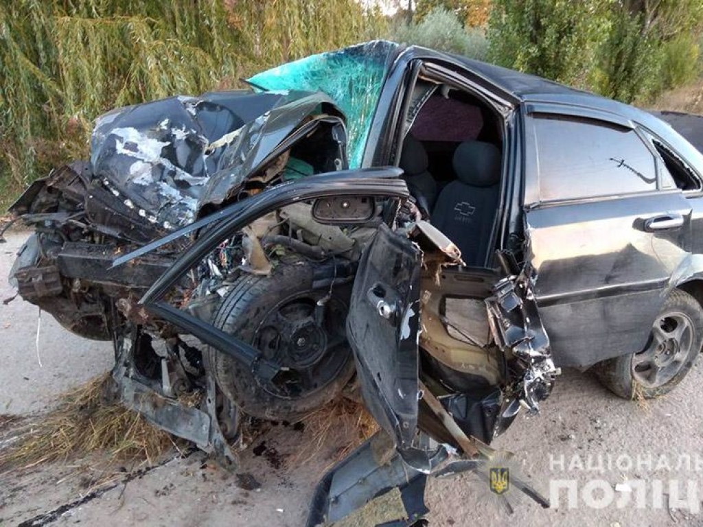В Хмельницкой области молодой водитель на Chevrolet влетел в дерево (ФОТО)