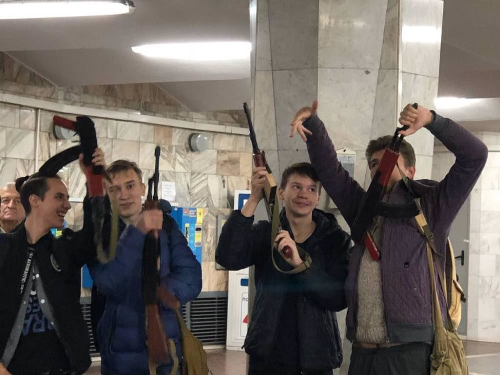 В метро Харькова увидели школьников с автоматами (ФОТО)