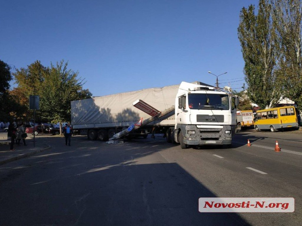 Снес столб и оборвал провода: В Николаеве грузовик неудачно отъехал от супермаркета (ФОТО)
