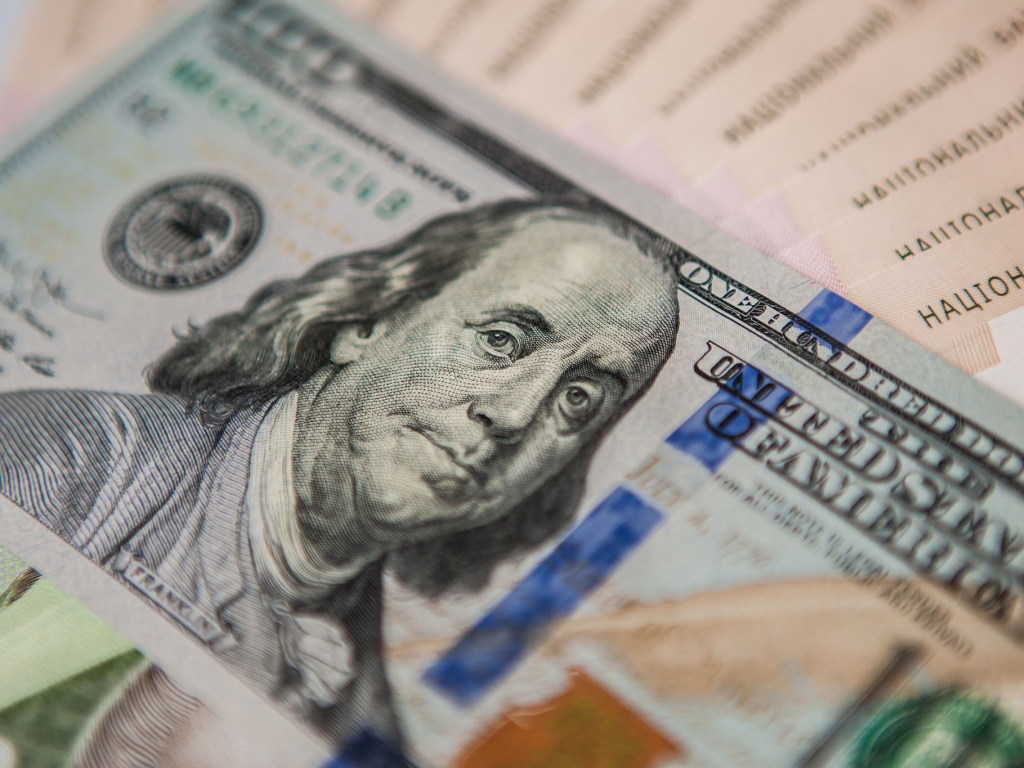 НБУ установил официальный курс гривны на уровне 28,08 гривны за доллар