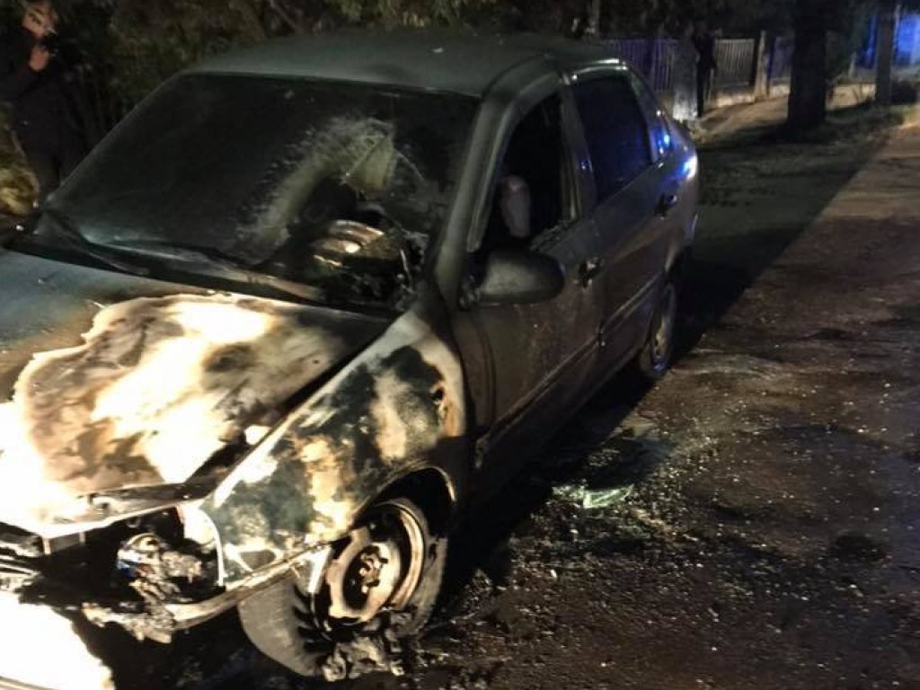 На Одесчине неизвестные сожгли автомобиль юриста, который вел дела по земучасткам (ФОТО)