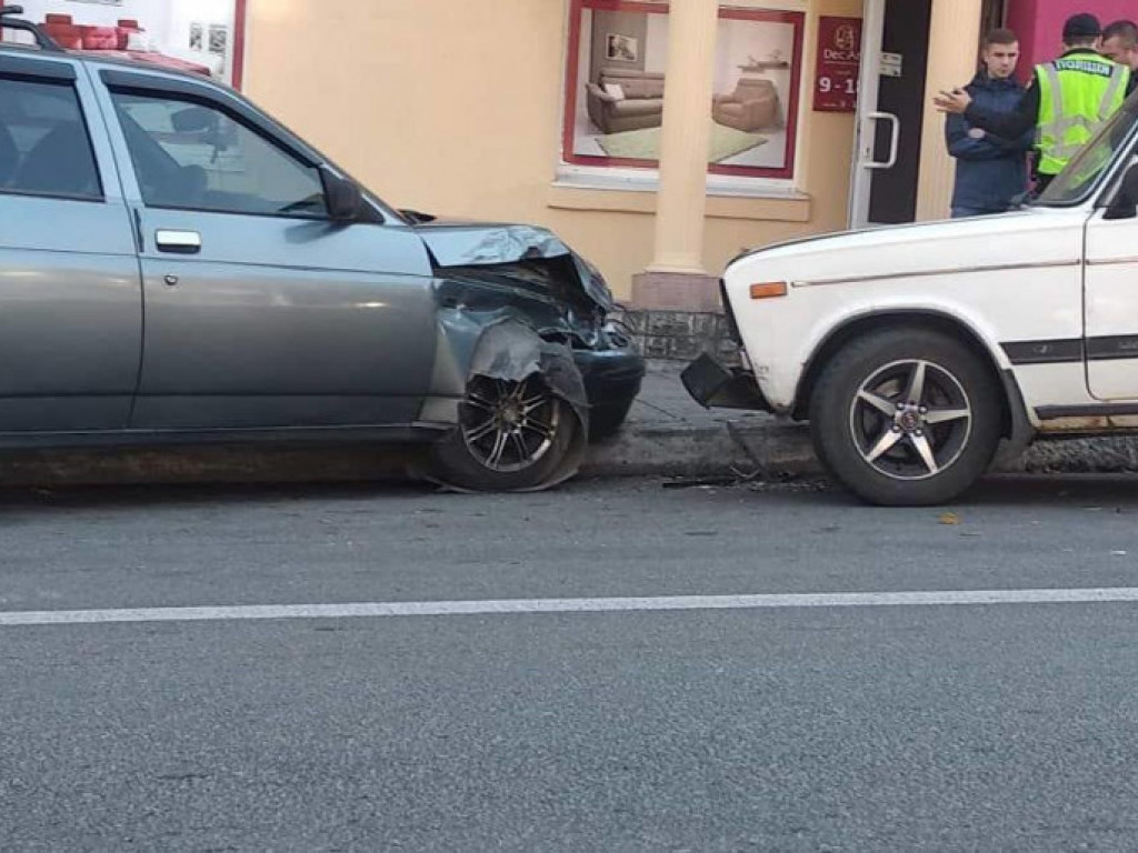 В центре Каменского произошло тройное ДТП:  дорогу не поделили ВАЗ-2111, Kia и ВАЗ-2106 (ФОТО)