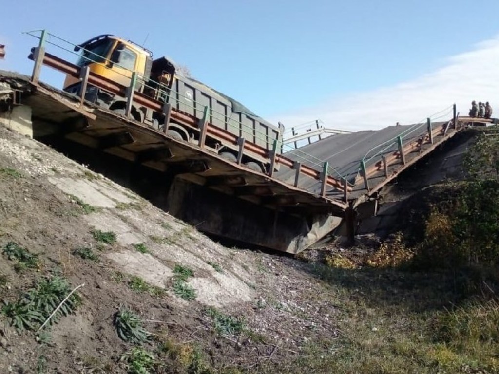 Второй за день: В РФ обвалился еще один мост (ФОТО)