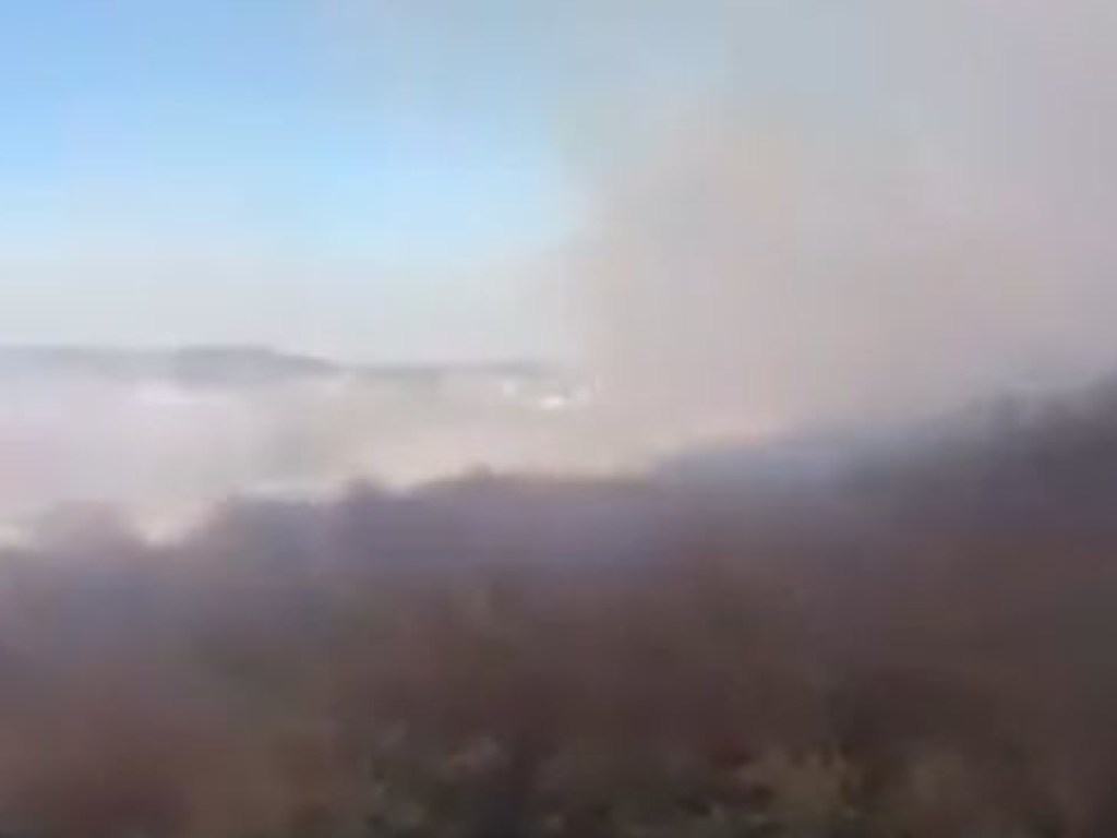 В Херсонской области начался пожар на мусорной свалке (ВИДЕО)