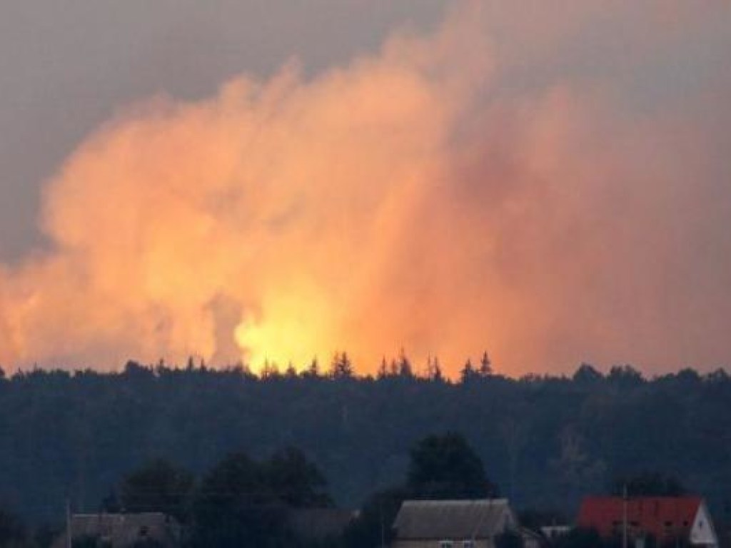 Пожар охватил пять хранилищ военного арсенала в Черниговской области – Генштаб ВСУ