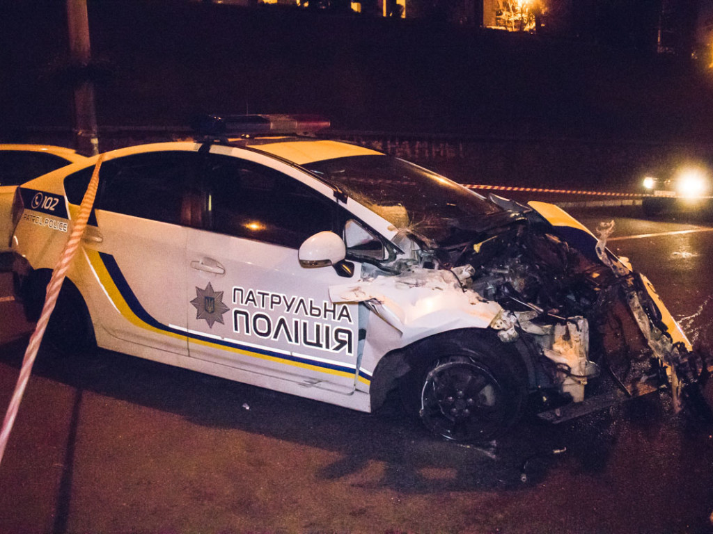 Минус Prius: В Киеве возле метро Берестейская авто копов врезалось в отбойник (ФОТО, ВИДЕО)