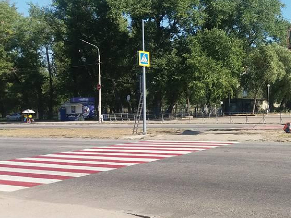 Водитель посреди улицы в Запорожье тащил женщину-пешехода за волосы