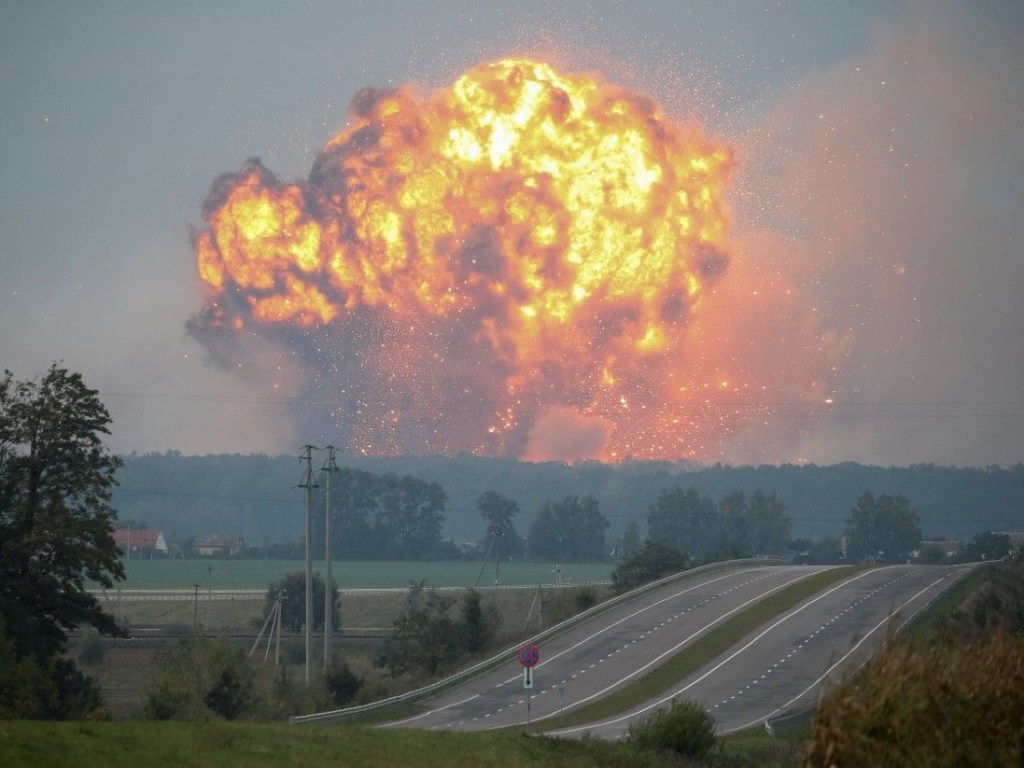 Политолог: Очередной взрыв склада с боеприпасами &#8212; это колоссальный имиджевый удар по Президенту