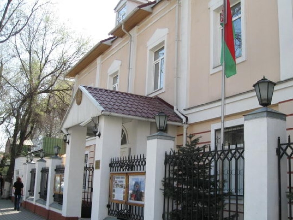 У работника посольства Киргизии в Киеве похитили внедорожник на дипномерах
