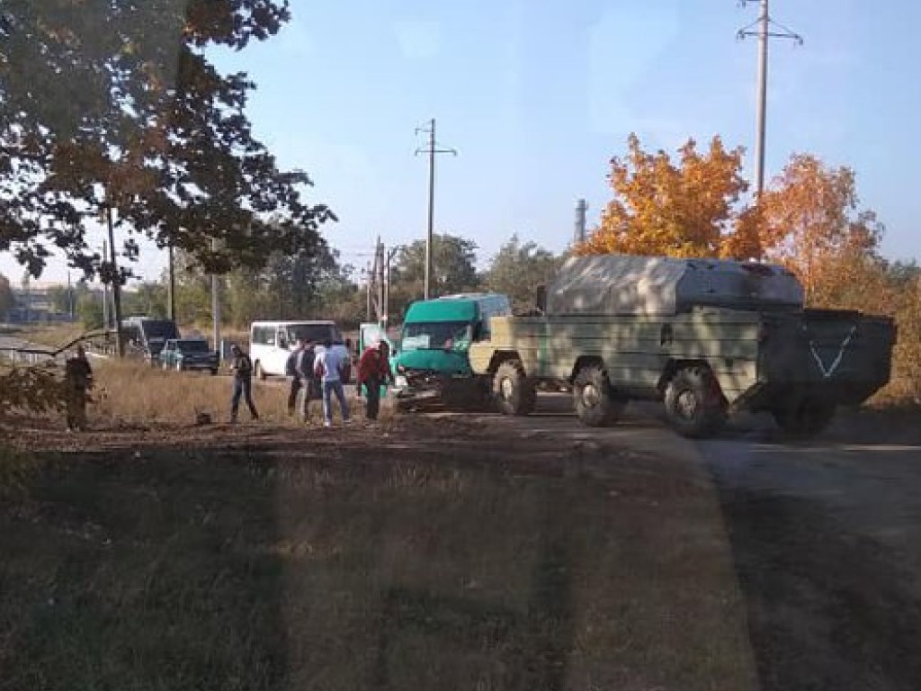 Вблизи Днепра машина военной техники столкнулась с маршруткой: пострадали три человека (ФОТО)
