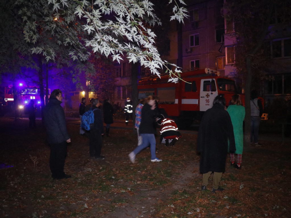 В Киеве на Русановке из-за пожара в квартире эвакуировали жильцов (ФОТО)
