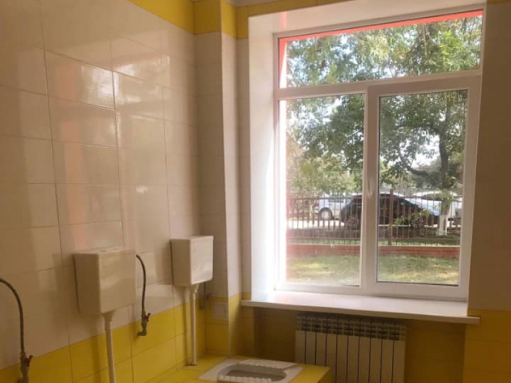 В школьном туалете в Одесской области установили панорамные окна (ФОТО)