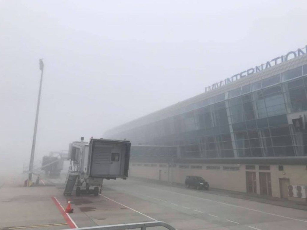 В аэропорту Львов не смогли сесть два самолета из-за непогоды