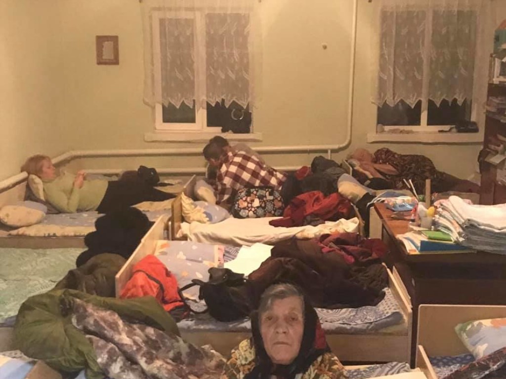 Эвакуированные из Ични люди ночевали в спортзале на матах (ФОТО)