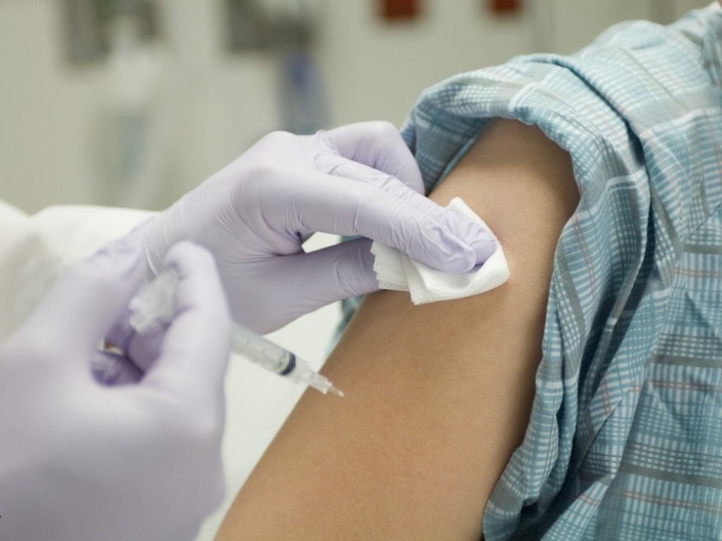 Вакцинироваться от гриппа стоит, даже если уже успели переболеть в начале осени &#8212; медик