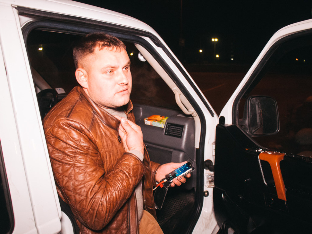 В Киеве на Лесном пьяный водитель микроавтобуса притворился пассажиром (ФОТО, ВИДЕО)