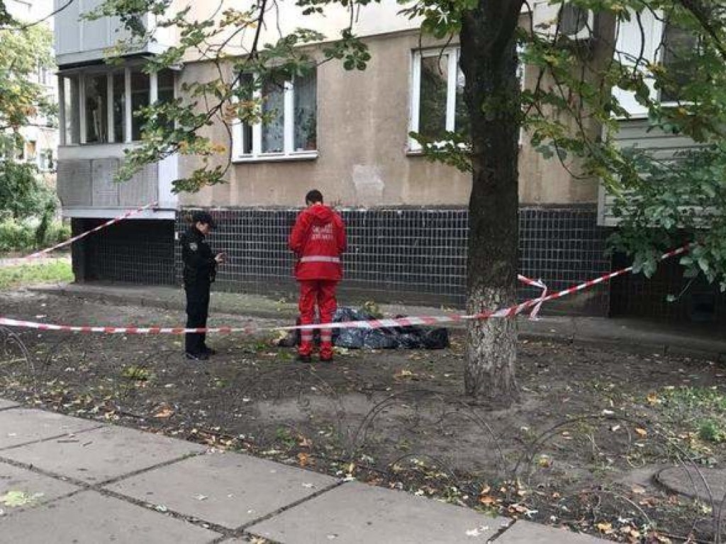 Ремонтировал окно: в центре Киева 60-летний мужчина упал с высоты 13 этажа и разбился насмерть (ВИДЕО)