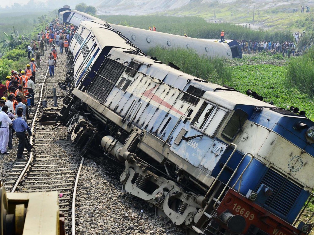 В Индии поезд сошел с рельс, есть жертвы (ВИДЕО)
