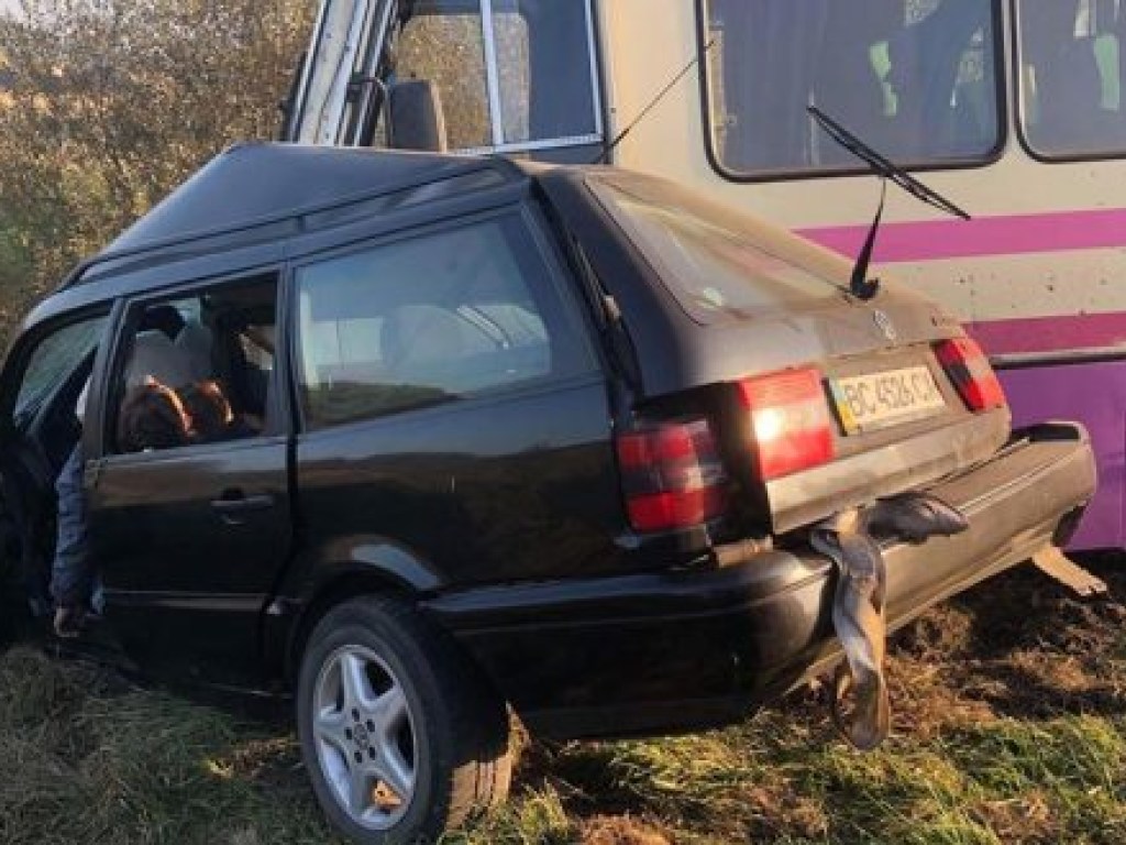 На Львовщине иномарка протаранила автобус: погибли водитель и пассажир легковушки (ФОТО)