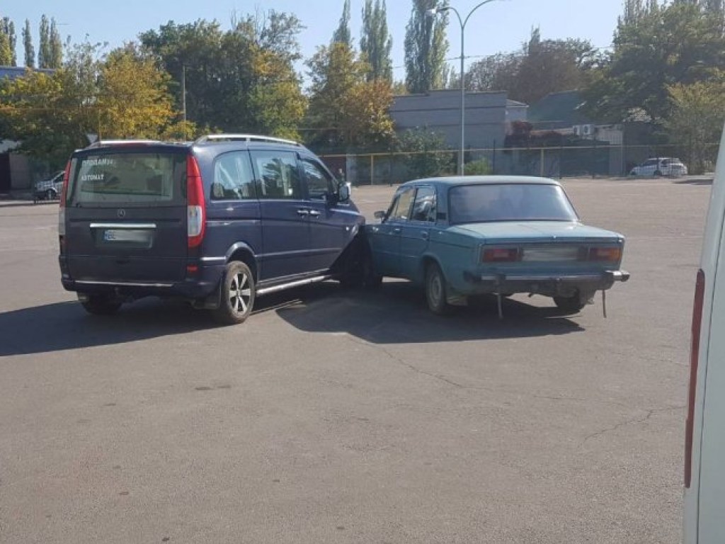 В Николаеве на пустой парковке столкнулись микроавтобус Mercedes и «Жигули» (ФОТО)