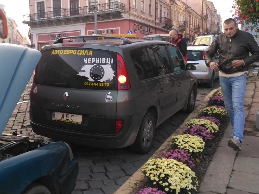 Водители в Черновцах потребовали снизить цены на бензин (ФОТО)