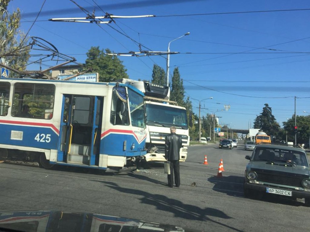 В Запорожье грузовик DAF протаранил трамвай с пассажирами (ФОТО)   