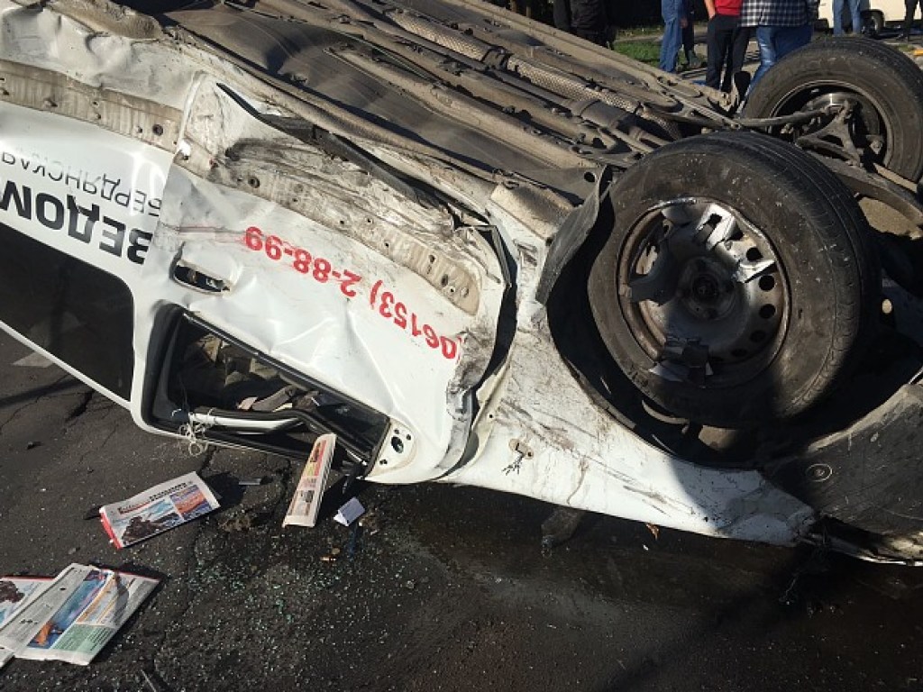 Крупная авария в Бердянске: столкнулся автомобиль «ВАЗ» и Renault (ФОТО)