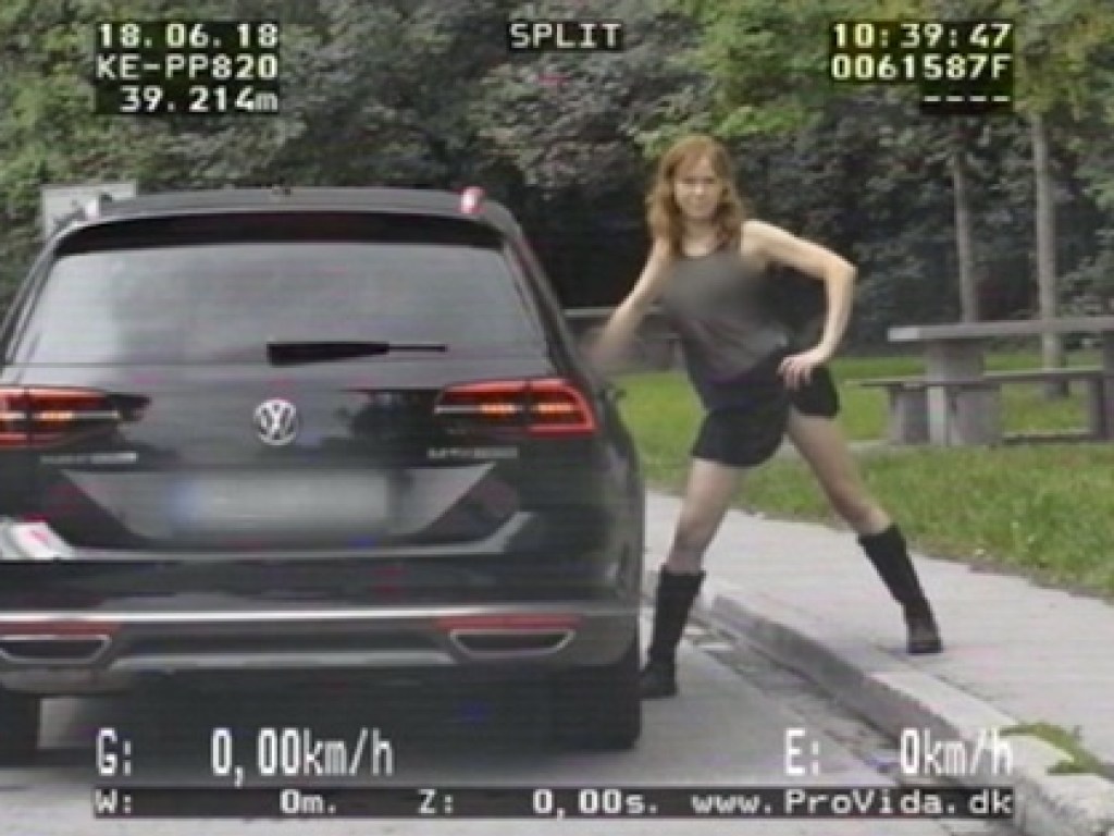 В Германии актриса с «богобоязненным» амплуа оголилась перед полицейскими на улице (ВИДЕО)