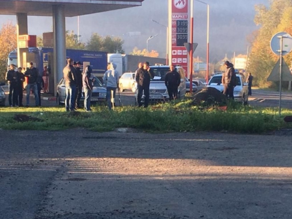 Флешмоб «Бойкот цене на топливо»: В Закарпатской области водители перекрыли трассу «Киев-Чоп» (ФОТО)