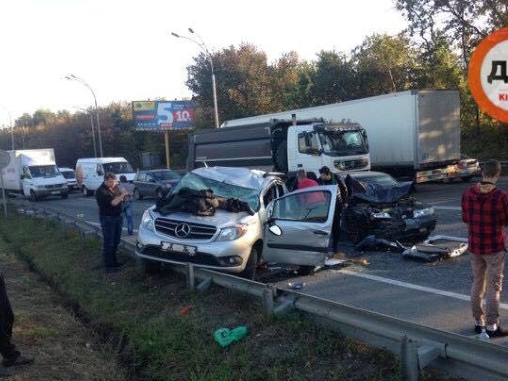 Серьезное ДТП в Киеве: Mercedes вылетел в отбойник (ФОТО)