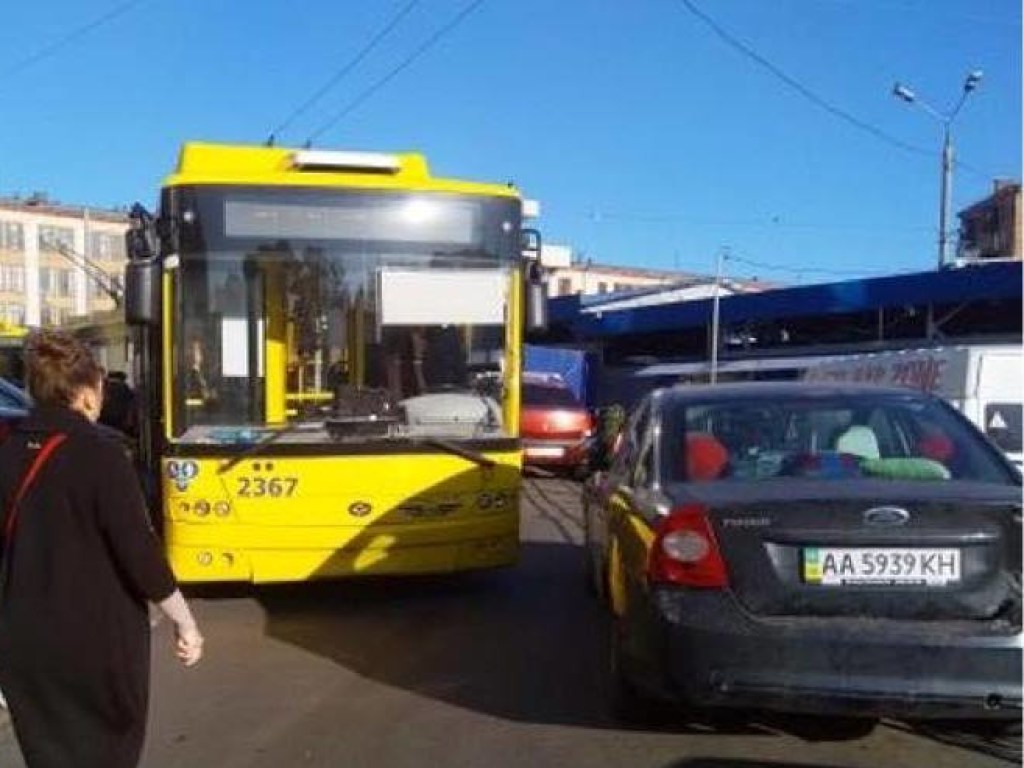 «Герои парковки» заблокировали движение троллейбусов на столичной Лукьяновке (ФОТО)