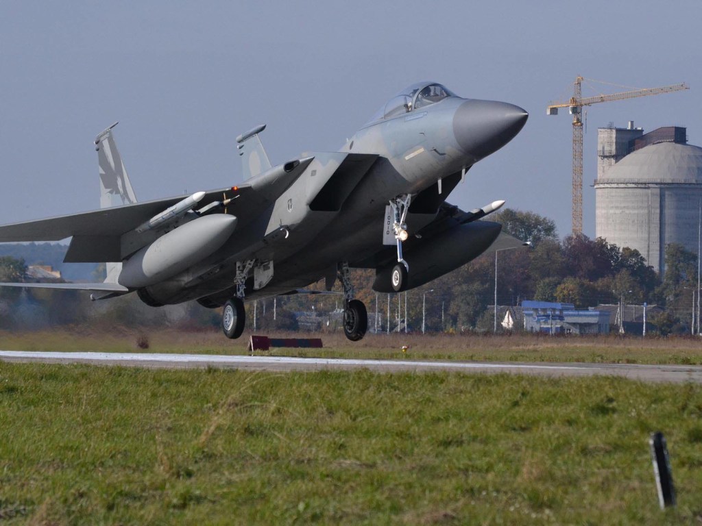 В небе Хмельницкой области появились истребители НАТО (ФОТО)