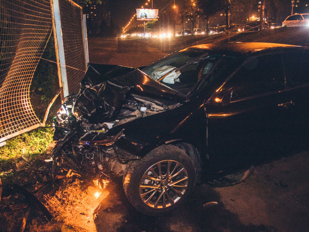 На столичном проспекте пьяный водитель на Toyota Camry повредил две иномарки и ограждение (ФОТО, ВИДЕО)
