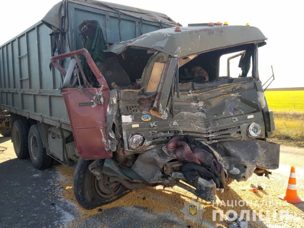 «Грузовое» ДТП на Николаевщине: столкнулись два грузовика «КамАЗ» с прицепами (ФОТО)
