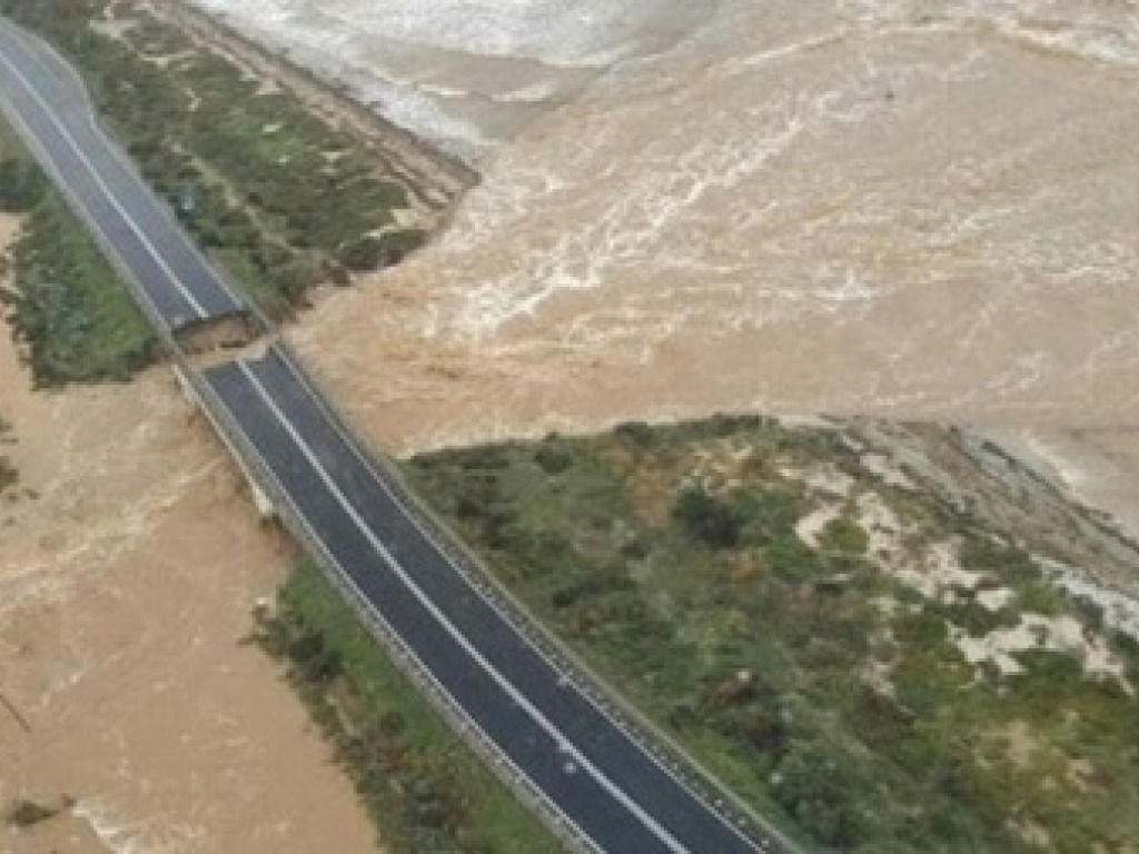 Дожди размыли бетон: в Италии рухнул еще один мост (ФОТО)