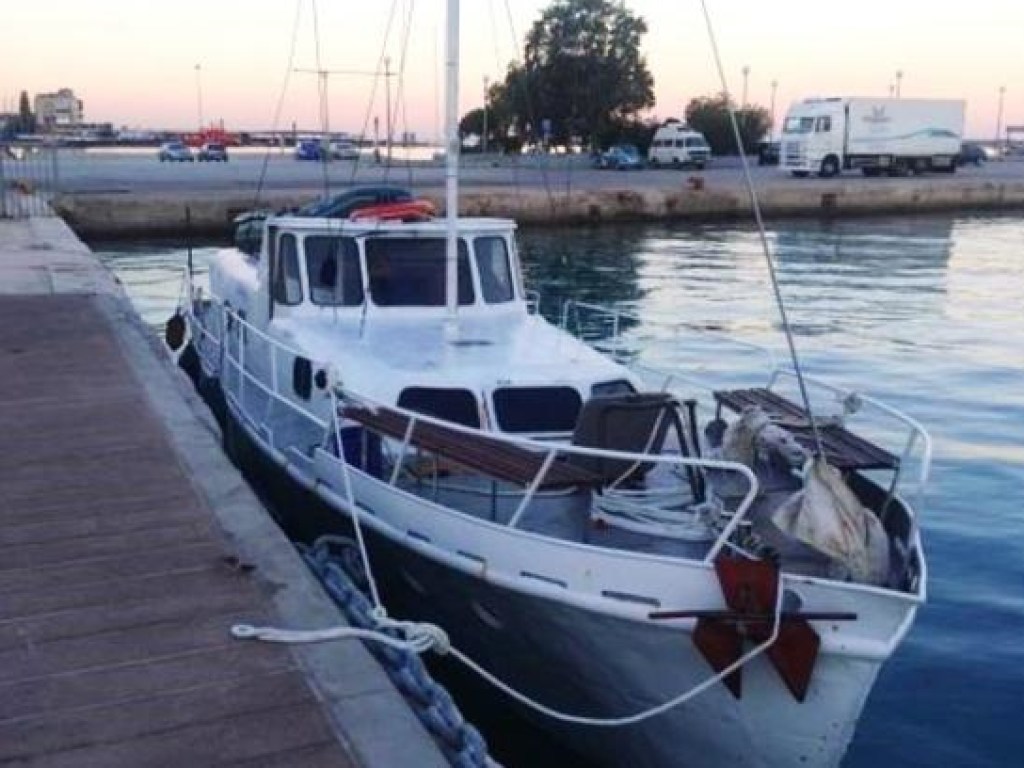 У берегов Греции задержали украинскую яхту с 57 нелегальными мигрантами (ФОТО)
